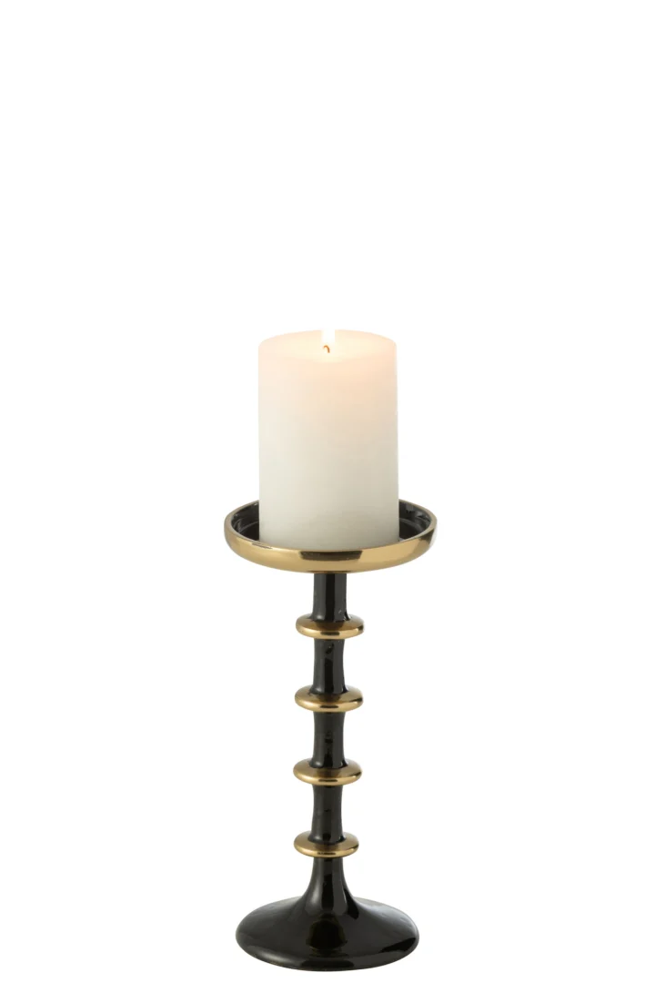 Een witte pilaarkaars staat op de Kaarsenhouder Bal Metaal Zwart Goud Klein, een zwart met gouden kaarsenhouder met een ronde voet en trapsgewijs ontwerp, tegen een witte achtergrond.