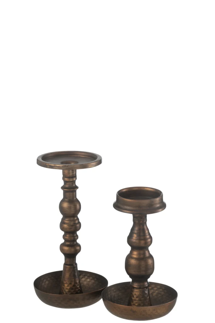 Set van twee Kaarsenhouder Jere Metaal Bruin kandelaars met ronde voet en slanke, gedraaide stelen. De ene is hoger dan de andere, beide hebben een verweerde messing afwerking en antieke uitstraling met lege platen voor kaarsen bovenop.
