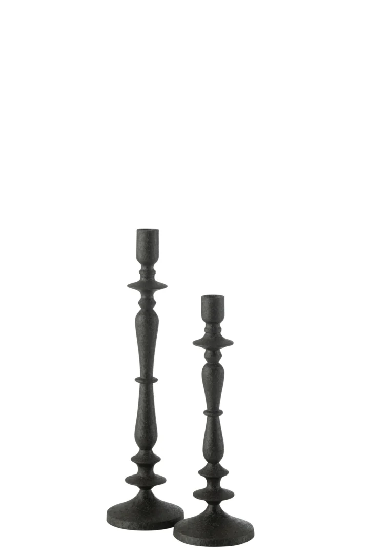 De Kaarsenhouder Metaal Zwart Groot bestaat uit twee zwart metalen kandelaars van verschillende hoogtes met een klassiek, sierlijk ontwerp, die naast elkaar staan op een effen witte achtergrond.