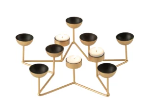 Theelichthouder Ster Metaal Zwart/Goud is een goud- en zwartmetalen kandelaar met negen ronde houders in een stervormig geometrisch patroon, waarvan drie met brandende waxinelichtjes.