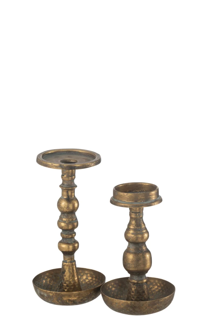 Deze set bestaat uit twee Kaarsenhouder Jere Metaal Goud kandelaars in vintage-stijl gehamerd messing, elk met een ronde voet en een hoge sierlijke stam; de ene is hoger dan de andere en beide zijn leeg.