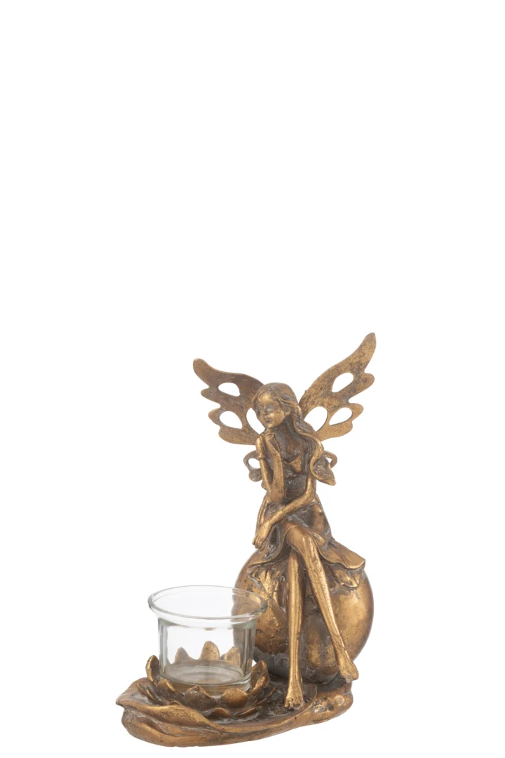 De Kaarsenhouder Vidia Metaal Goud Groot is een grote goudmetalen kandelaar met een elfenfiguurtje met vleugels naast een glazen bloemvormige kandelaar op een decoratieve voet.