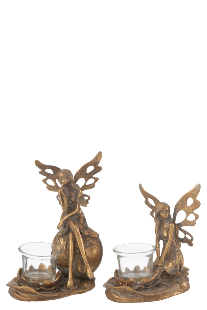 De Kaarsenhouder Vidia Metaal Goud Groot is een grote, goudkleurige metalen kandelaar met ingewikkelde feeëndetails en glazen waxinelichthouders, waarbij elke fee op een decoratieve voet zit. Tegen een witte achtergrond.