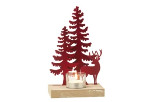 Theelichthouder Rendier/Bomen Metaal/Hout Rood: Een decoratieve kandelaar met een brandend waxinelichtje, met twee rode houten dennenbomen en een rood rendiersilhouet op een rechthoekige houten voet.