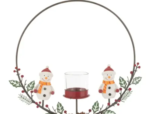 Theelichthouder Cirkel Op Voet Sneeuwmannen Mix is een feestelijke kandelaar met twee sneeuwpoppen in sjaals en mutsen, dennenappels, hulstbladeren en bessen op een cirkelvormig metalen frame met houten voet en centrale glazen houder.