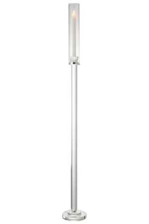 De Kaarsenhouder Moira Glas Transparant Groot is een hoge, slanke zilveren kandelaar met een heldere glazen cilinder boven een witte, brandende kaars op een ronde voet, met een modern minimalistisch ontwerp.