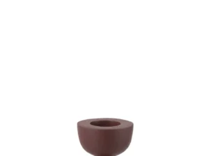 De Kaarsenhouder Kegel Aluminium Bordeaux Klein is een kleine, moderne kandelaar met een donkere roodbruine afwerking en zandlopervorm, met een brede basis en ronde topopening, afgebeeld op een effen witte achtergrond.