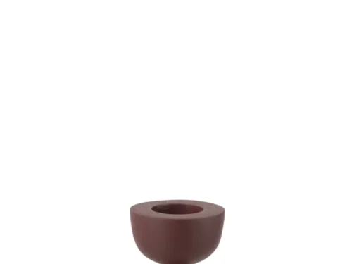 De Kaarsenhouder Kegel Aluminium Bordeaux Klein is een kleine, moderne kandelaar met een donkere roodbruine afwerking en zandlopervorm, met een brede basis en ronde topopening, afgebeeld op een effen witte achtergrond.