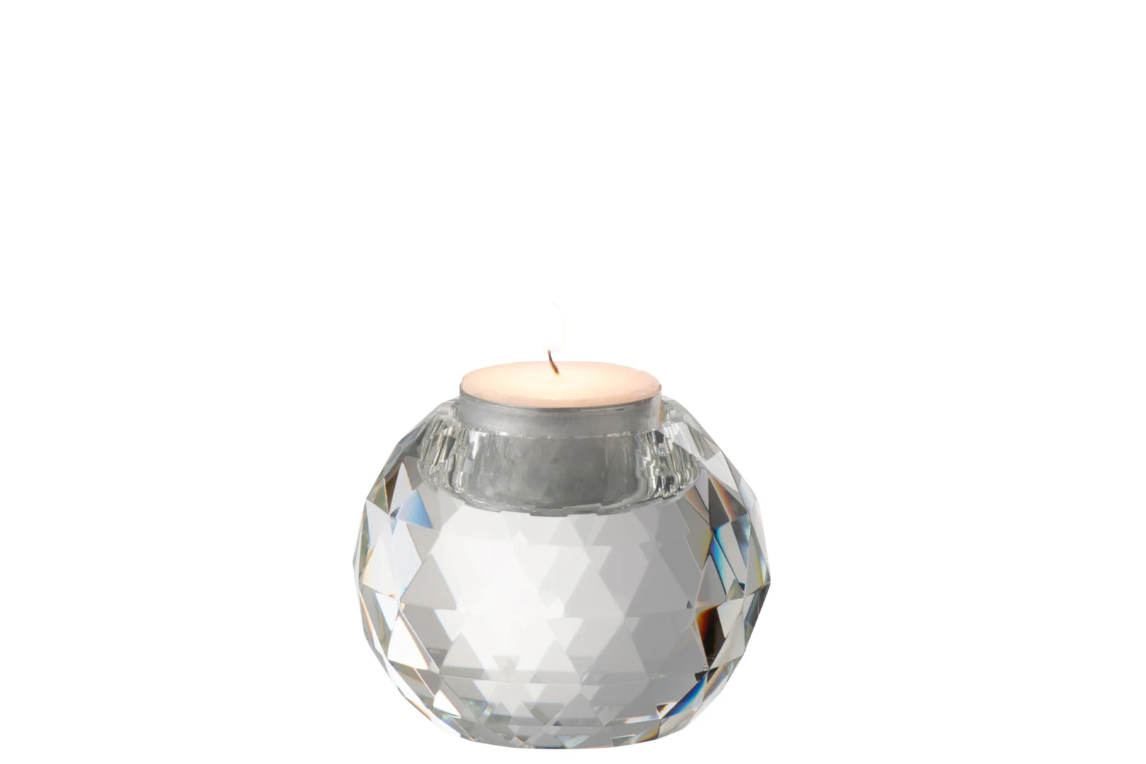 Een brandend waxinelichtje zit in de Theelichthouder Bal Kristalglas Transparant, een ronde houder van facetgeslepen glas, tegen een effen witte achtergrond.