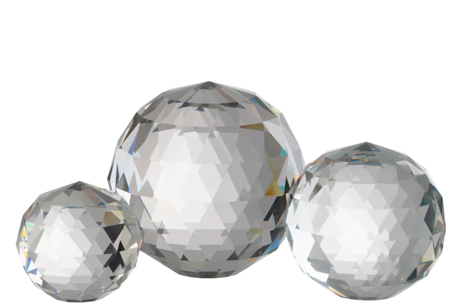 Theelichthouder Bal Kristalglas Transparant: drie heldere, gefacetteerde kristallen glazen bollen van verschillende grootte zijn gerangschikt op een witte achtergrond, reflecteren licht en tonen prismatische kleuren.