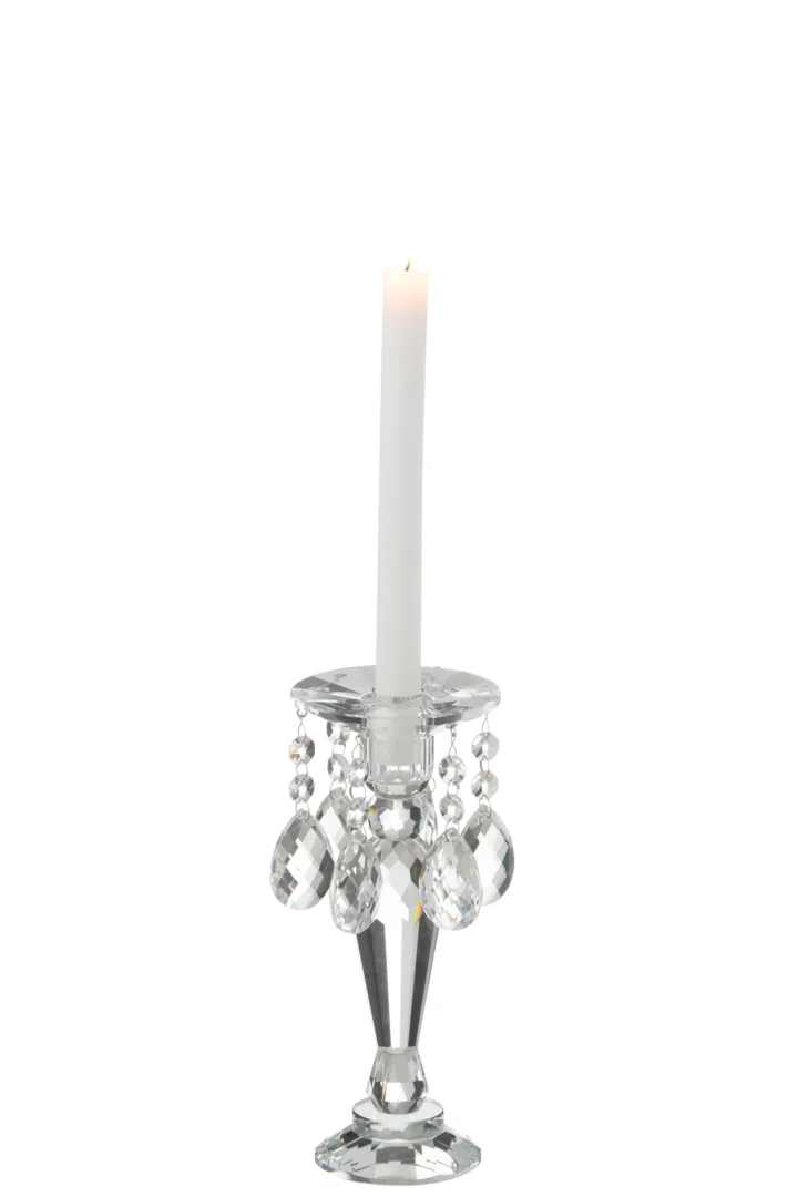 Een brandende witte kaars staat in de Kaarsenhouder Louise Kristal Transparant Klein, een kristallen houder met hangende hangers, tegen een effen witte achtergrond.
