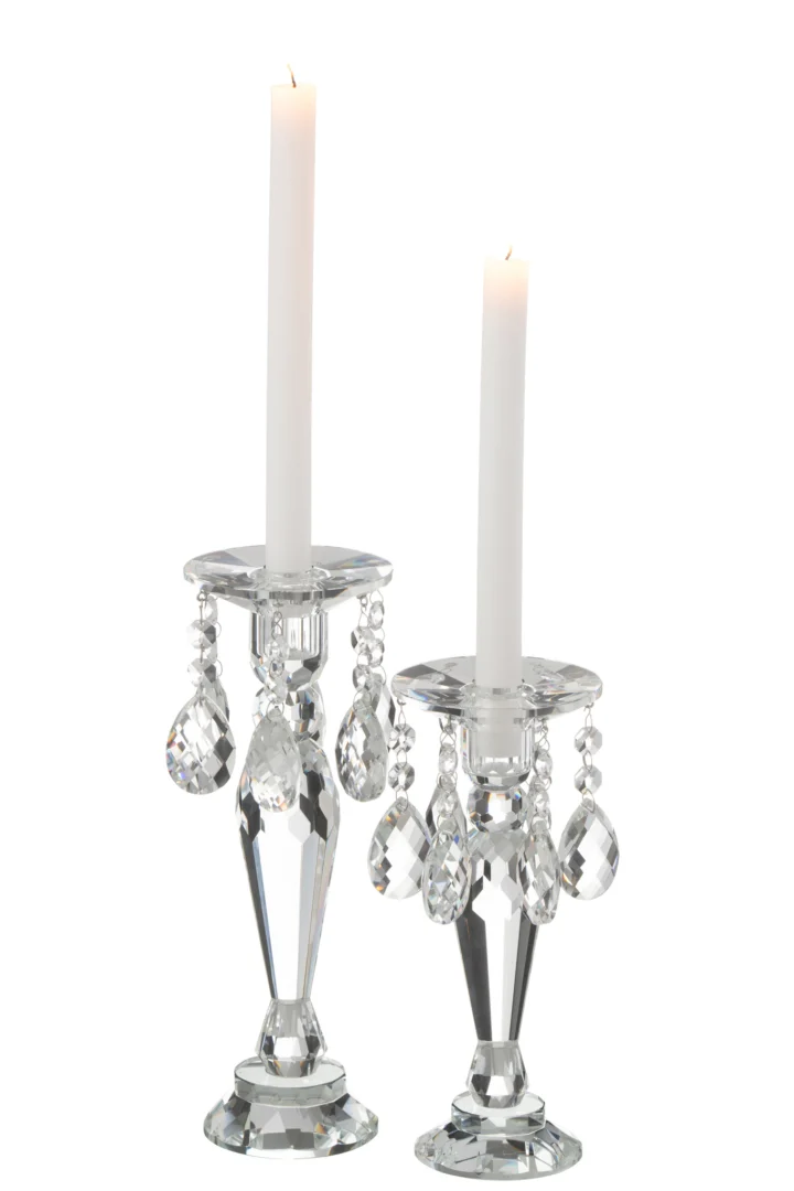 Twee Kaarsenhouder Louise Kristal Transparant Groot kandelaars met gefacetteerde voet en elegante decoratieve ontwerpen, elk met een brandende witte conische kaars. Beide hebben hangende kristallen accenten voor een verfijnde look.