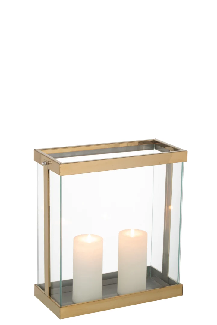 De Kaarsenhouder Lantaarn Rechthoekig Glas Goud Klein is een moderne, minimalistische rechthoekige lantaarn waarin twee brandende witte pilaarkaarsen naast elkaar op een plat vlak staan.