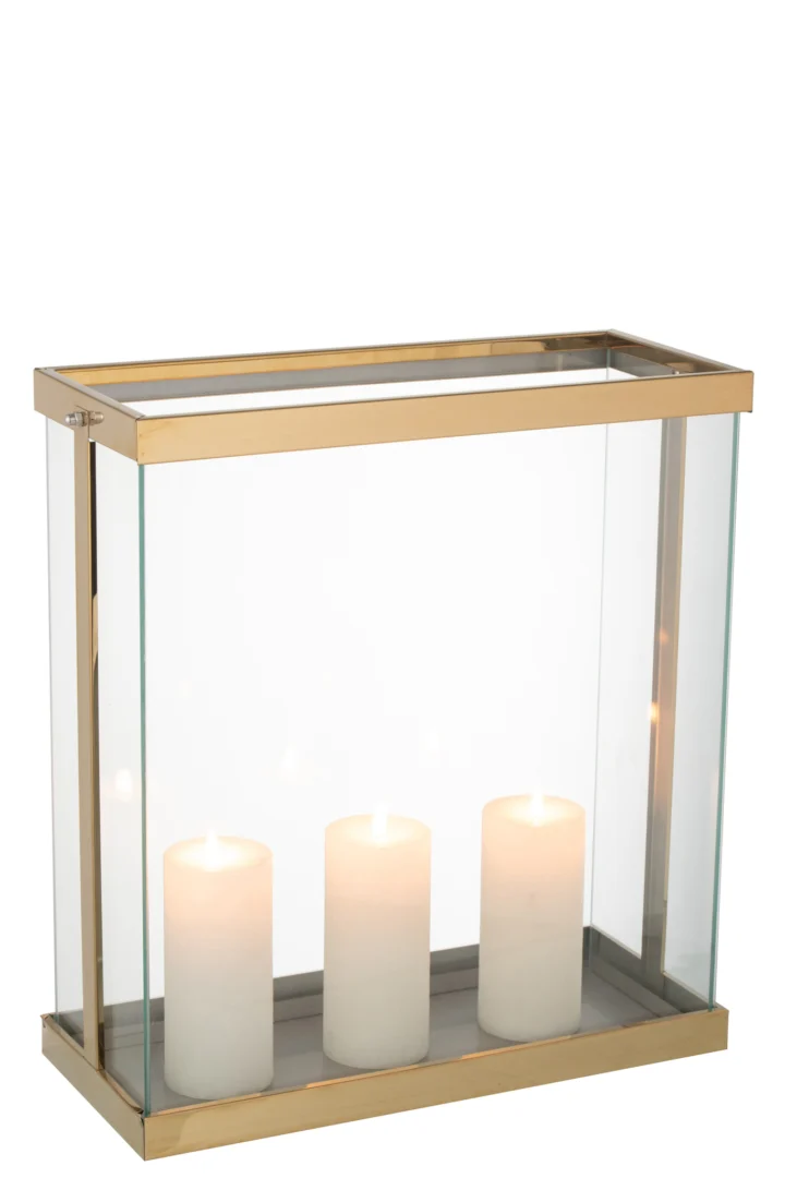 De Kaarsenhouder Lantaarn Rechthoekig Glas Goud Groot is een rechthoekige lantaarn van glas en metaal met gouden randen, waarin drie witte pilaarkaarsen op een rij staan.
