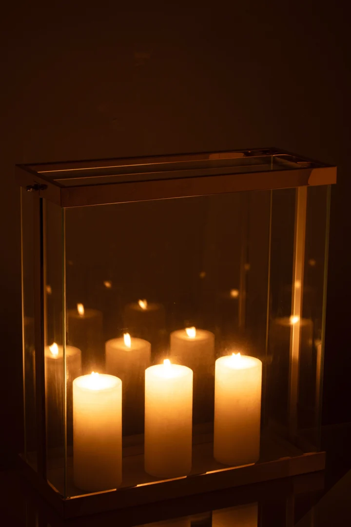 De Kaarsenhouder Lantaarn Rechthoekig Glas Goud Groot heeft drie kaarsenpilaren en vult een schemerige kamer met een warme gloed en zachte reflecties door het rechthoekige glas en het goudkleurige metalen frame.