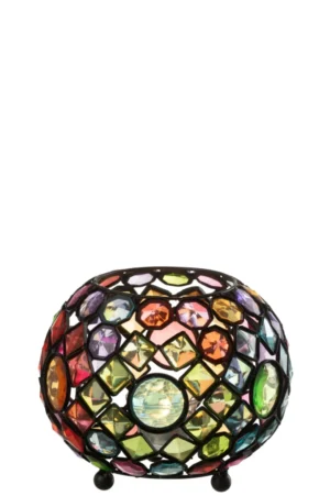 De Kaarsenhouder Orkaan Circulaire IJzer Mix is een ronde mozaïek kandelaar met kleurrijke, gefacetteerde glazen edelstenen in verschillende vormen en maten, gezet in een strak zwart metalen frame en afgebeeld tegen een witte achtergrond.
