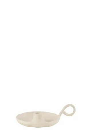 De Kaarsenhouder Agra Aluminium Wit is een gebroken witte aluminium kandelaar met een ronde basis en een klein lushandvat aan één kant, afgebeeld tegen een effen witte achtergrond.