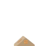 De Kaarsenhouder Hut Goa Aluminium Beige is een kleine, beige kandelaar in de vorm van een huis met verlichte ramen en deur, tegen een effen witte achtergrond.