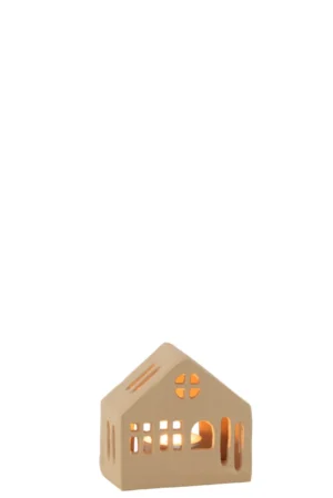 De Kaarsenhouder Hut Goa Aluminium Beige is een kleine, beige kandelaar in de vorm van een huis met verlichte ramen en deur, tegen een effen witte achtergrond.