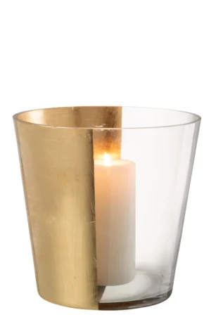 De Kaarsenhouder Orkaan Boe Glas Goud Groot heeft een witte pilaarkaars in een houder van helder glas die half bedekt is met een gouden metallic coating.