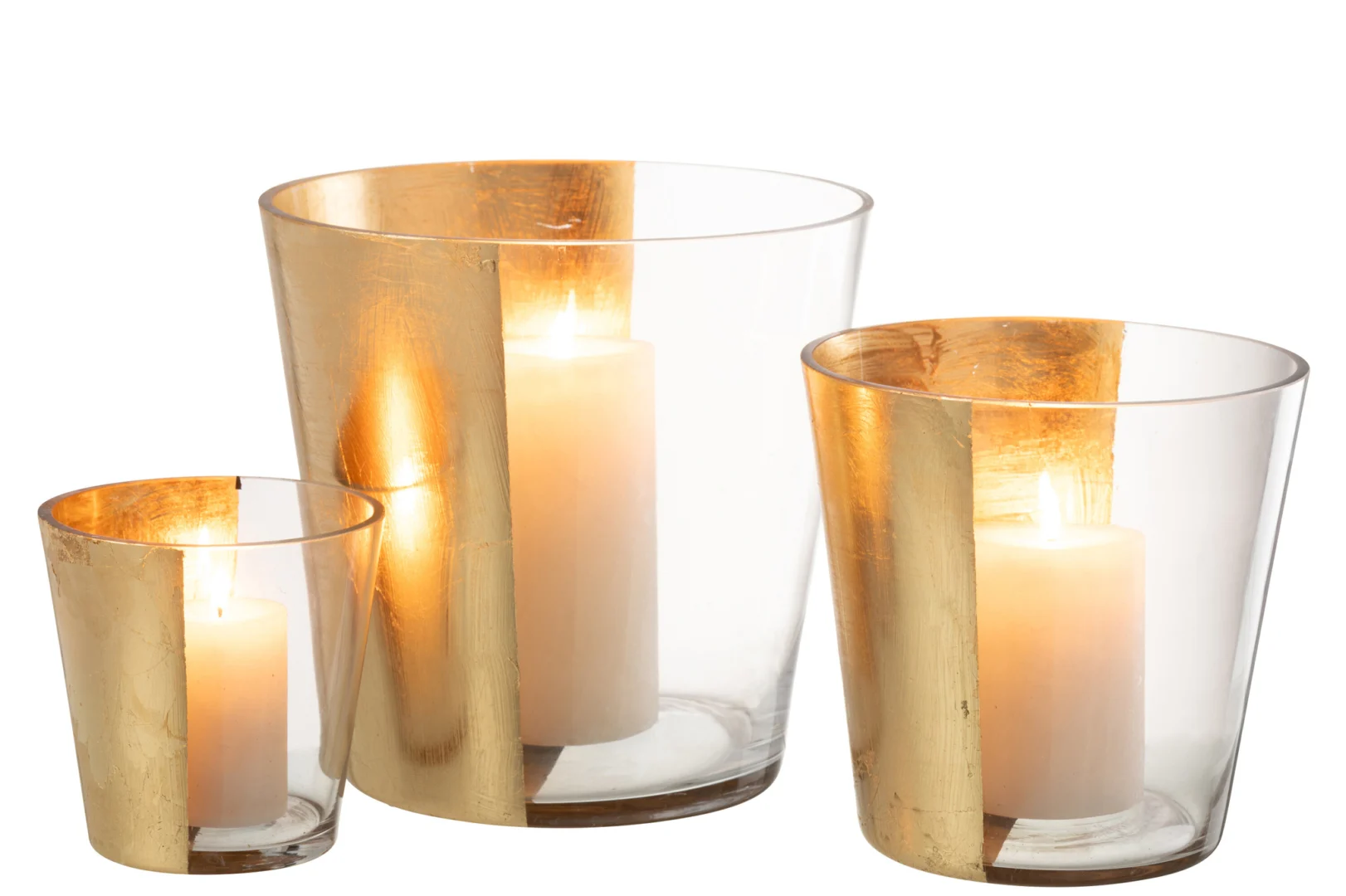 De Kaarsenhouder Orkaan Boe Glas Goud Groot is een grote glazen kandelaar met een goudmetallic accent, met een brandende witte pilaarkaars erin die een warme, uitnodigende gloed creëert.