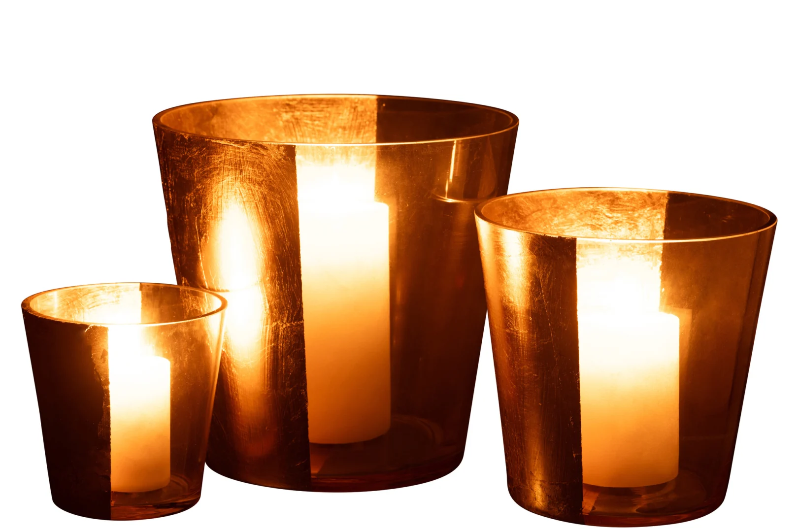 Drie brandende kaarsen zitten in Kaarsenhouder Orkaan Boe Glas Goud Groot houders van verschillende grootte en creëren een warme gouden gloed tegen een witte achtergrond.
