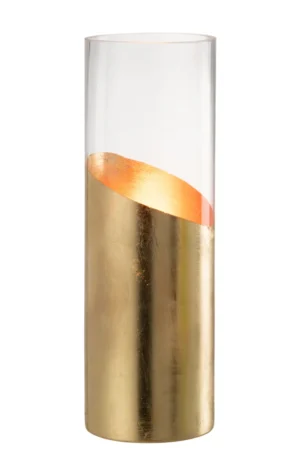 De Kaarsenhouder Orkaan Moa Glas Goud Groot is een hoge, cilindervormige glazen kandelaar met de onderste helft in een glanzende gouden afwerking en een diagonale lijn waar het goud het heldere bovenste glas ontmoet.