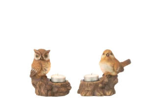 Set van 2 porseleinen bruine kaarsenhouders - links een vogel, rechts een zangvogel - elk neergestreken op een boomstronk met een brandend waxinelichtje. Product: Theelichthouder Bord Uil Porselein Bruin Set van 2.