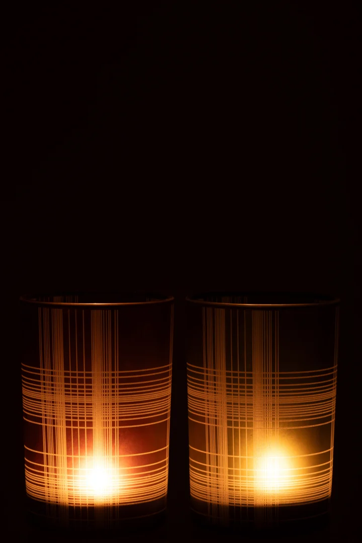 De Kaarsenhouder Orkaan Controle Glas Bruin Groen Groot Set van 2 verspreidt een zacht, warm licht met zijn stijlvolle glazen houders in bruin en groen, ideaal voor sfeervolle avonden.