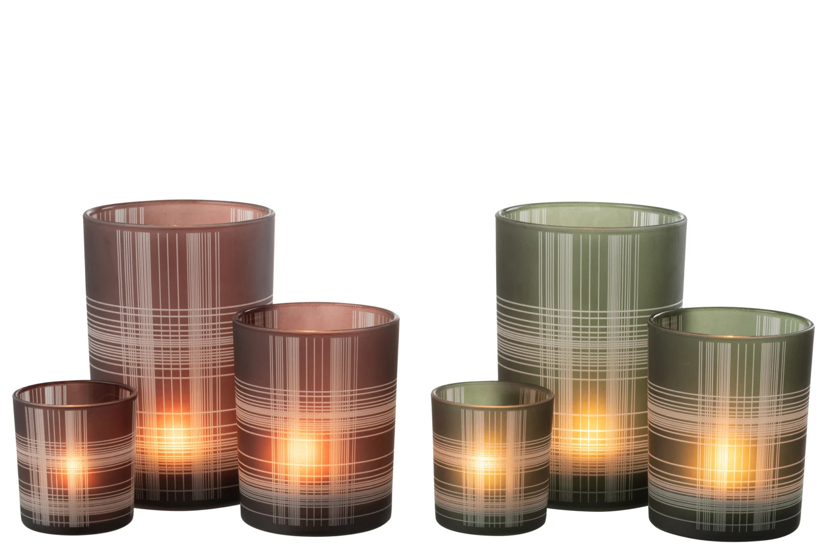 De Kaarsenhouder Orkaan Controle Glas Bruin Groen Groot Set 2 heeft twee grote glazen kandelaars in bruin en groen, elk met een wit ruitmotief en een gloeiende kaars binnenin die het glas zachtjes verlicht.