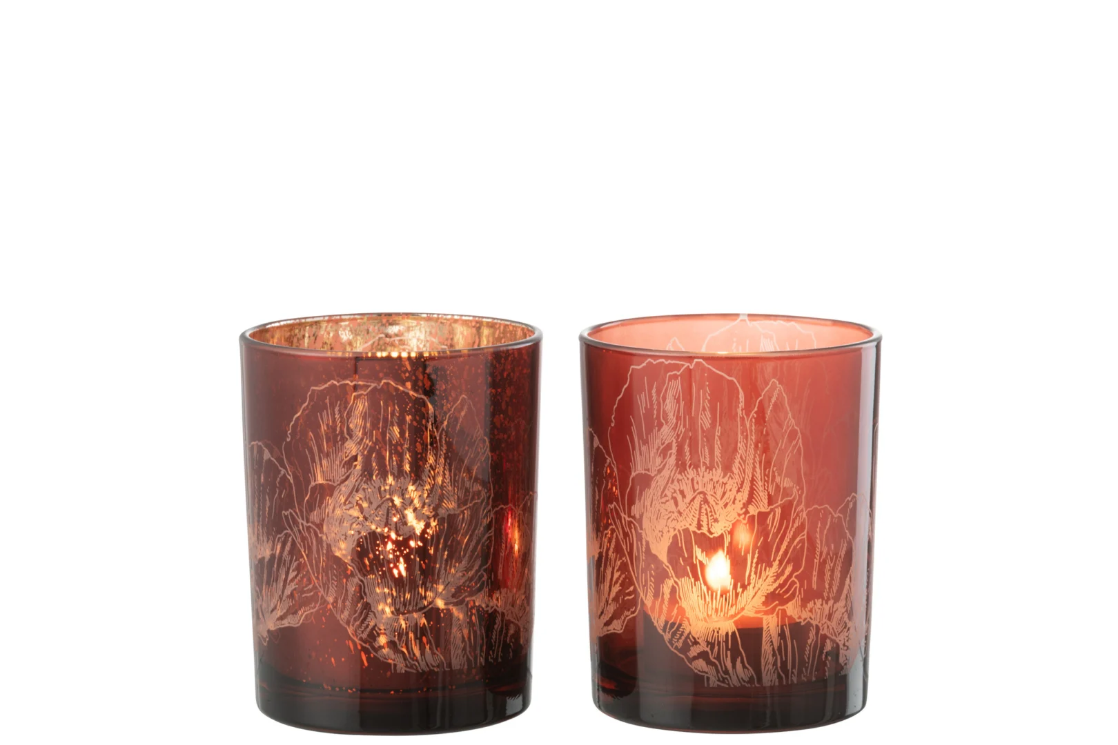 De Kaarsenhouder Hurricane Bloemen Glas Bordeaux Medium Set van 2 heeft bruine glazen kandelaars met geëtste bloemmotieven, één aangestoken, naast elkaar op een witte achtergrond.