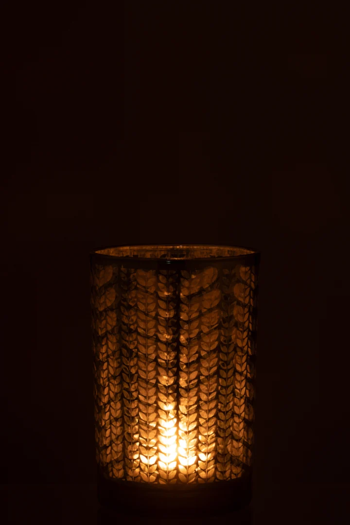 De Kaarsenhouder Orkaan Visgraat Glas Groen Zilver Groot werpt een warme, gouden gloed door de houder met geweven patroon en fleurt elke donkere kamer op.