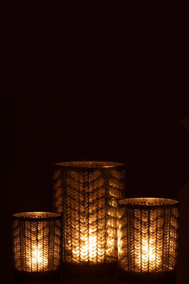 De Kaarsenhouder Orkaan Visgraat Glas Groen Zilver Groot straalt een warme, zachte gloed uit in het donker. De glazen houder met visgraatmotief creëert een gezellige, uitnodigende sfeer met zijn groene en zilveren afwerking.