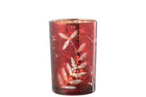 Een hoge, cilindrische Kaarsenhouder Orkaan Laat Glas Rood/Antiek Goud Groot staat rechtop op een witte achtergrond, met een rood glazen ontwerp met geëtste heldere blad- en steelmotieven.