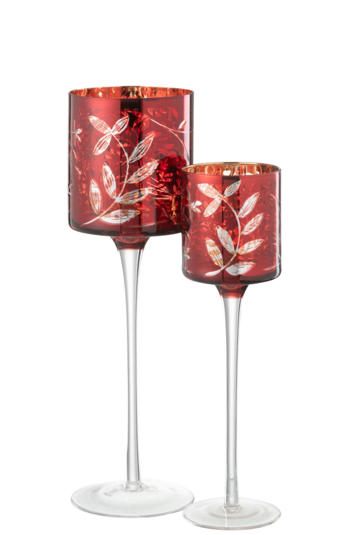 Twee grote, elegante kandelaars van rood glas met antiek bladgoudmotieven, genaamd Theelichthouder Op Voet Bladeren Glas Rood/Antiek Goud Groot, naast elkaar op een witte achtergrond.