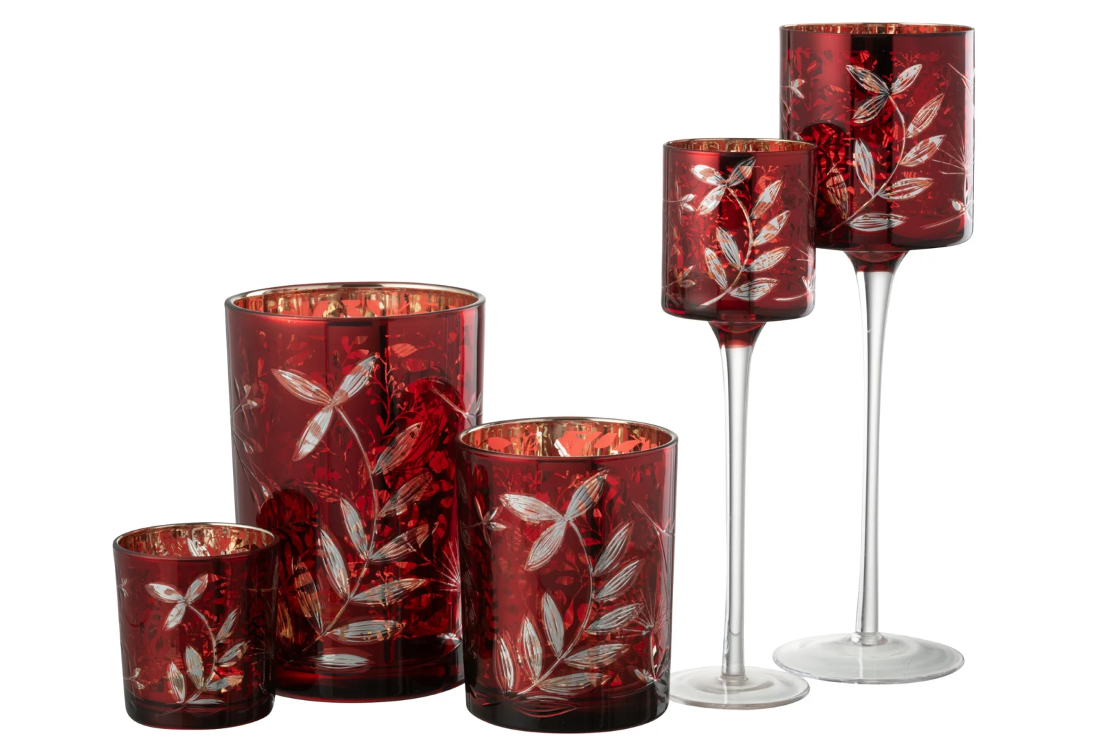 Vijf rood- en antiekgouden glazen kandelaars uit de Theelichthouder Op Voet Bladeren collectie; drie zijn cilindervormig, terwijl twee hoog zijn met lange, heldere stelen, allemaal met een bladmotief.