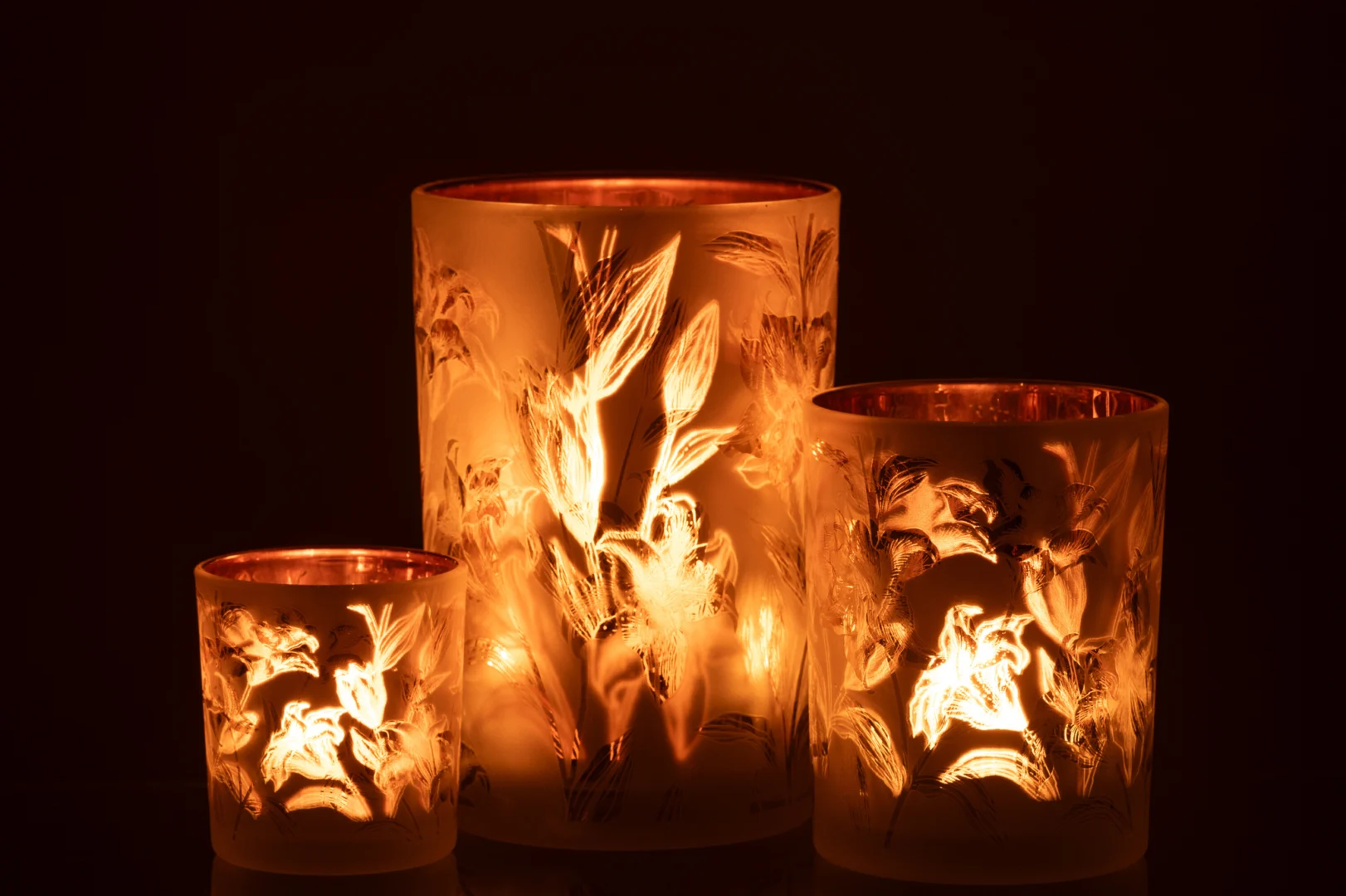 De Kaarsenhouder Orkaan Bloemen Glasmat Wit Rood Goud Groot gloeit warm in het donker, verlicht de gedetailleerde bloemmotieven en werpt een zacht, gezellig licht met zijn decoratieve, geëtste glaspatroon.