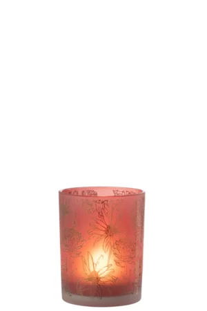 Een brandende kaars gloeit in de Kaarsenhouder Orkaan Bloemen Glas Rood Goud Medium, een doorschijnend rood en gouden glazen houder met geëtste bloemmotieven tegen een witte achtergrond.