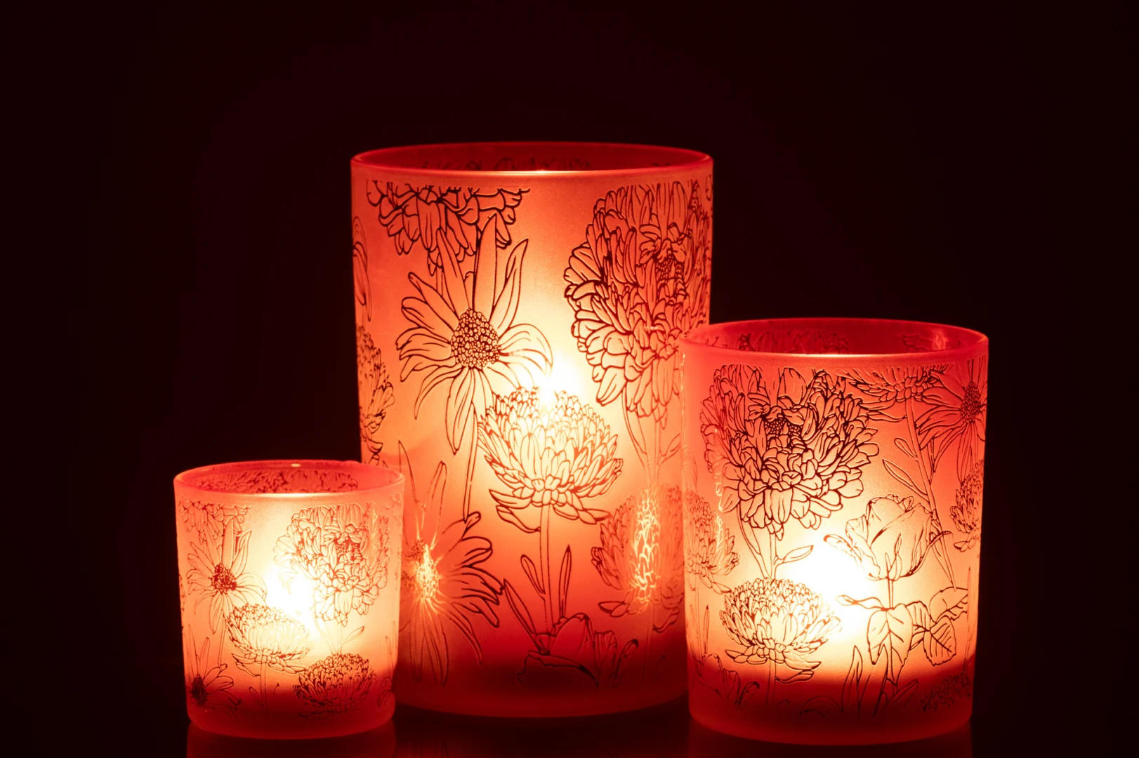 De Kaarsenhouder Orkaan Bloemen Glas Rood Goud Groot is een decoratieve kandelaar van rood en goud glas met bloemmotieven, perfect om een gezellige, uitnodigende sfeer te creëren met zijn warme gloed.