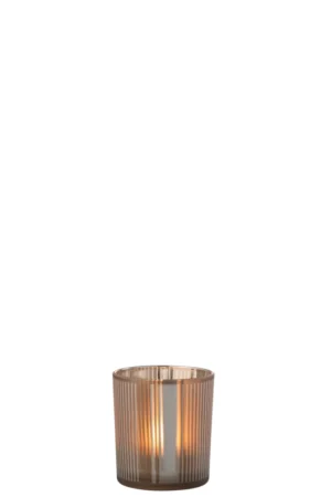 Theelichthouder Strepen Glas Mat Bruin/Wit Klein aangestoken, met een kaars in de geribbelde houder van doorschijnend bruin glas tegen een effen witte achtergrond.