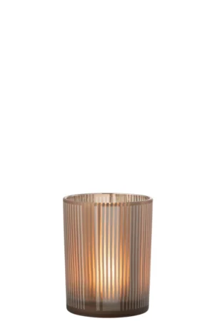 De Kaarsenhouder Orkaan Strepen Glas Bruin Wit Medium heeft een brandende kaars in een geribbelde, doorschijnende bruine glazen houder, die warm oplicht tegen een effen witte achtergrond.