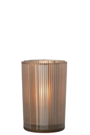De Kaarsenhouder Orkaan Strepen Glas Bruin Wit Groot is een bruine, verticaal gestreepte glazen kandelaar die een warme, zachte gloed verspreidt door het doorschijnende geribbelde oppervlak wanneer hij brandt.