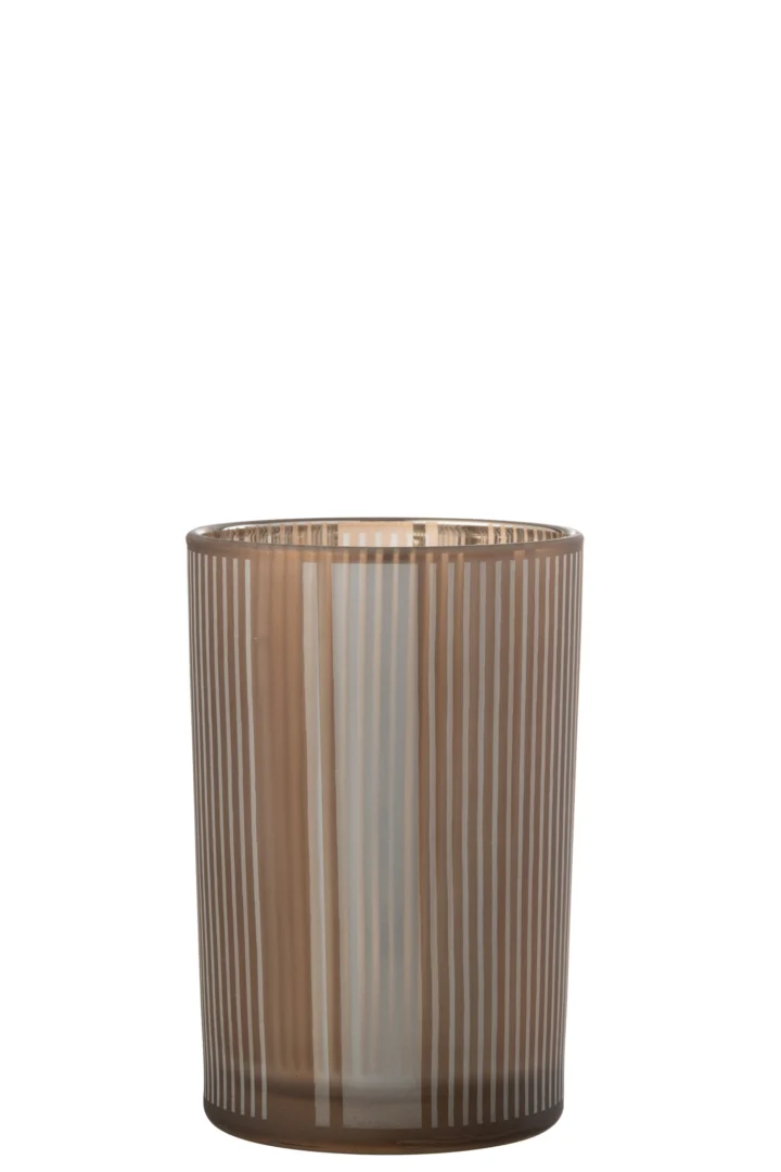 De Kaarsenhouder Orkaan Strepen Glas Bruin Wit Groot is een grote, doorschijnende kandelaar van bruin glas met verticale witte strepen, afgebeeld tegen een effen witte achtergrond.