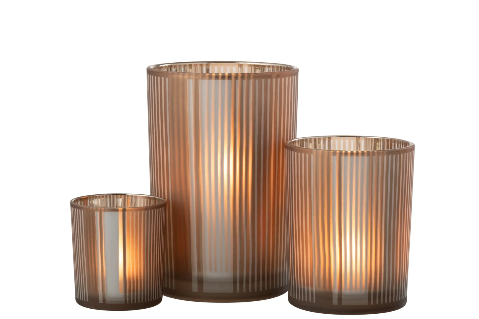 De Kaarsenhouder Orkaan Strepen Glas Bruin Wit Groot is een geribbelde, cilindervormige glazen kandelaar met een bruinachtige tint. Als hij brandt, geeft hij een warme, zachte gloed voor een gezellige en elegante sfeer.