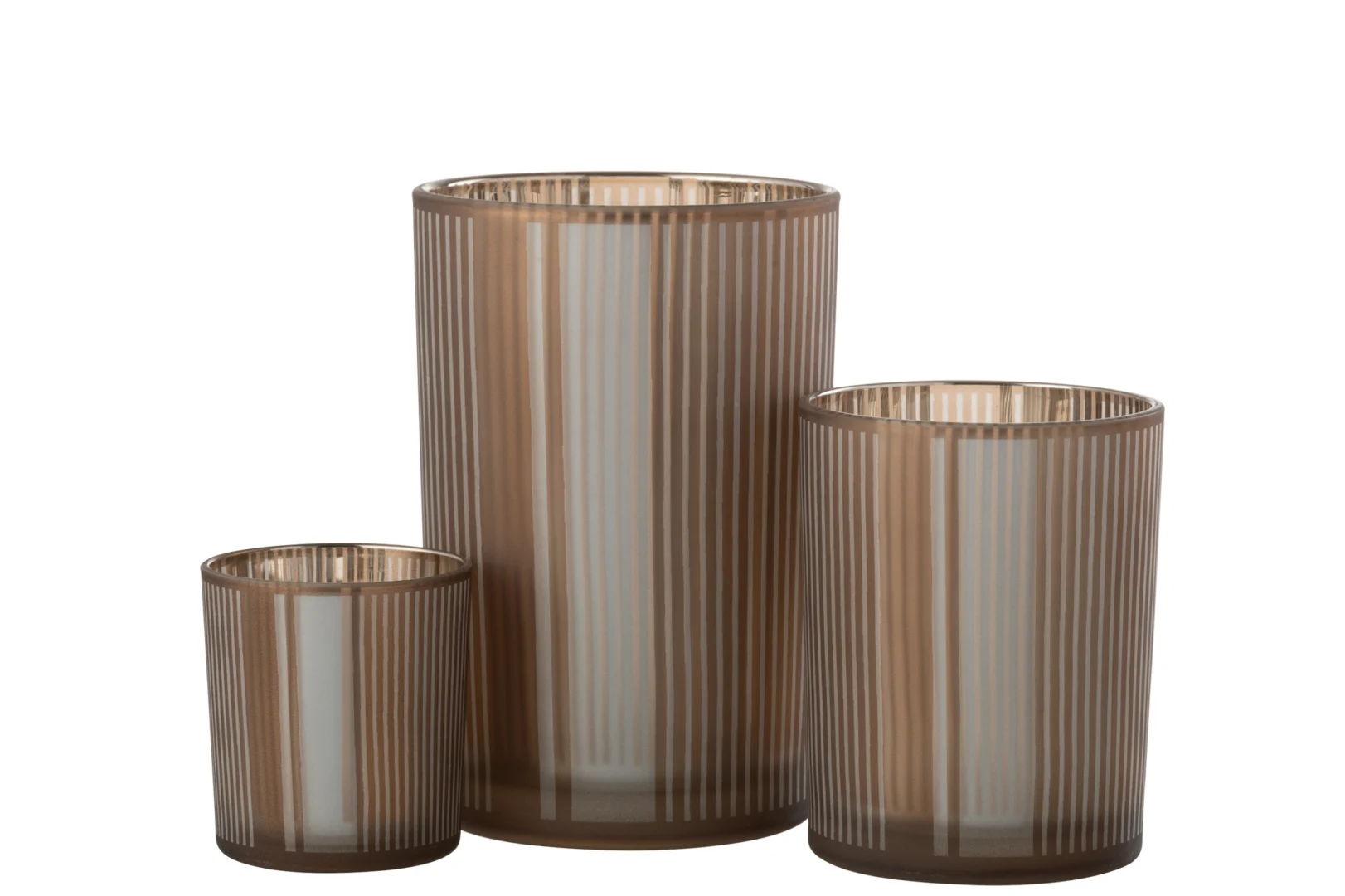 De Kaarsenhouder Orkaan Strepen Glas Bruin Wit Groot bestaat uit drie cilindrische glazen vazen van verschillende hoogte met verticale bruine en heldere strepen, die samen tegen een witte achtergrond staan.