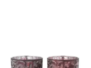 De Kaarsenhouder Orkaan Bloemen Glas Paars Zilver Set 2 bestaat uit twee paarse glazen kandelaars met witte bloemmotieven, elk met een brandende kaars. Beide staan naast elkaar op een effen witte achtergrond.