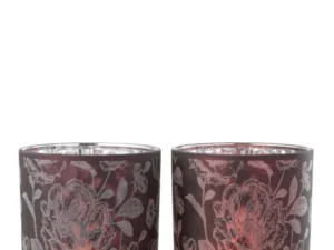De Kaarsenhouder Orkaan Bloemen Glas Paars Zilver Groot Set 2 heeft twee grote paarse glazen kandelaars met een bloemmotief, die elk een warm, zacht licht werpen door het doorschijnende glas.