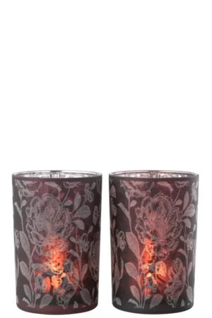 De Kaarsenhouder Orkaan Bloemen Glas Paars Zilver Groot Set 2 heeft twee grote paarse glazen kandelaars met een bloemmotief, die elk een warm, zacht licht werpen door het doorschijnende glas.