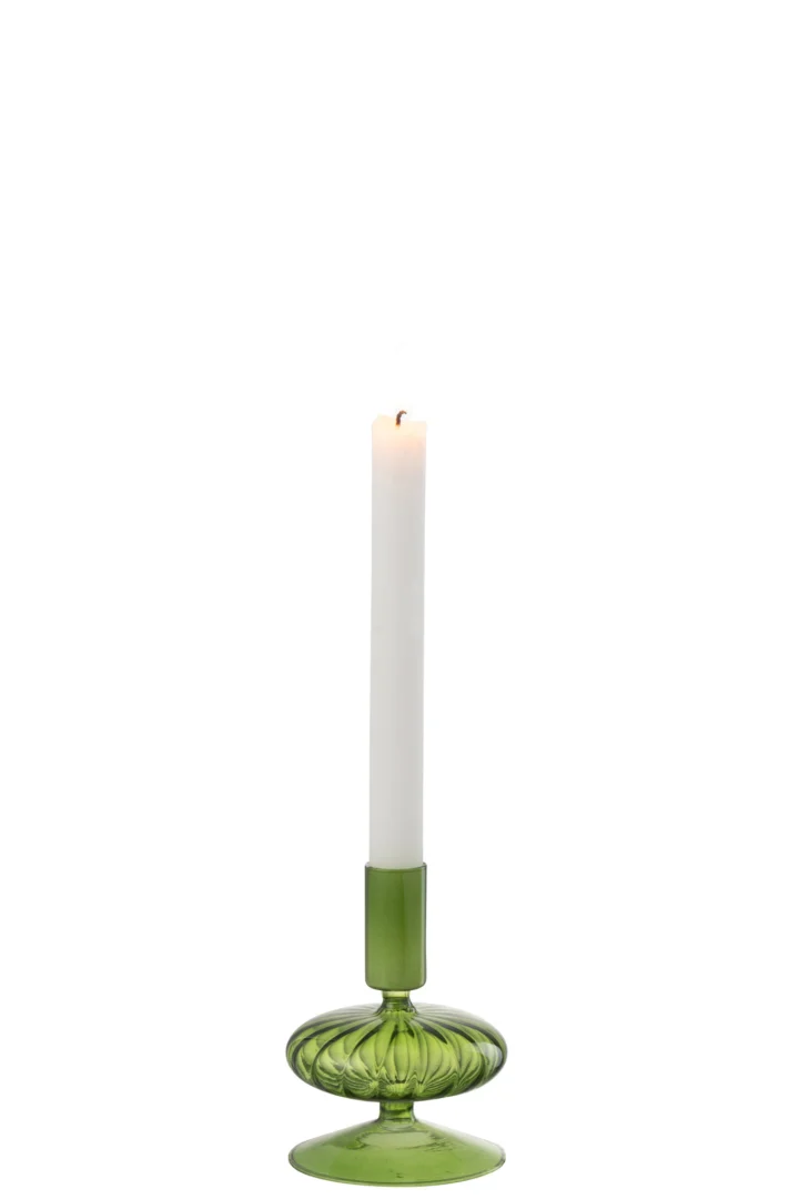 Een brandende witte conische kaars wordt geplaatst in de Kaarsenhouder Ufo Glas Groen, een decoratieve kandelaar van doorschijnend groen glas tegen een effen witte achtergrond.