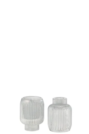 De Kaarsenhouder Rib Glas Parel Transparant bestaat uit twee kandelaars van helder glas met verticale geribbelde patronen. De ene is korter en breder, de andere langer en smaller, beide met een rond lichaam en korte hals.